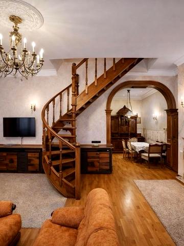 Богдана Хмельницького вул., 32