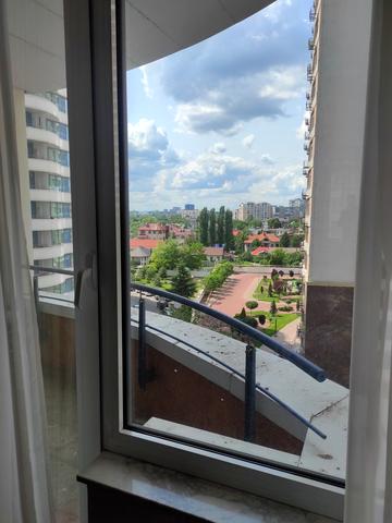 Літературна вул., 1а