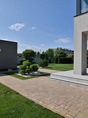 Єфремова, 17