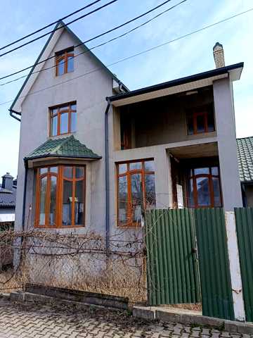 Горіхівська вул., 32