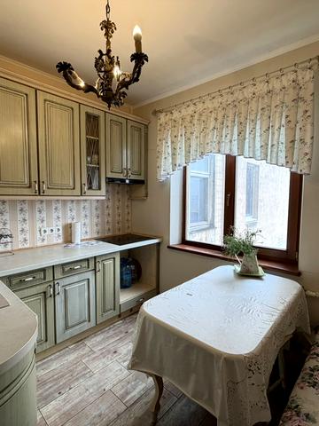 Академіка Корольова вул., 90б