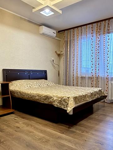 Миколи Лаврухіна вул., 8