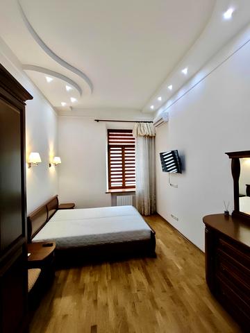 Хрещатик вул. (Kreschatic), 15