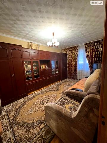 Анни Ахматової вул., 25