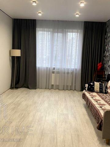 Каштанова вул., 8