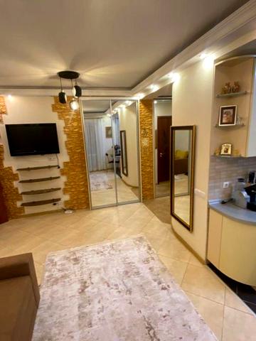 Велика Васильківська вул. (Червоноармійська), 114