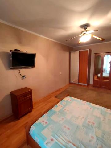 Небесної Сотні просп. (Маршала Жукова), 83