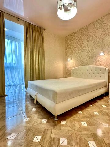 Набережна Перемоги вул., 42