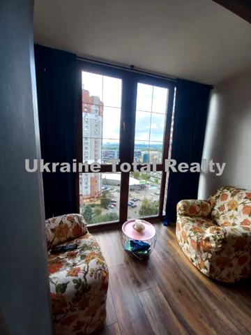 Анни Ахматової вул., 43