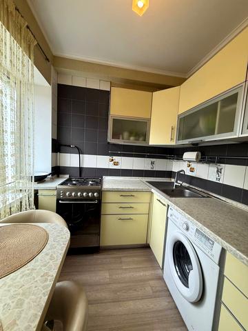 Академіка Доброхотова вул., 14