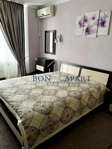 Анни Ахматової вул., 32/18