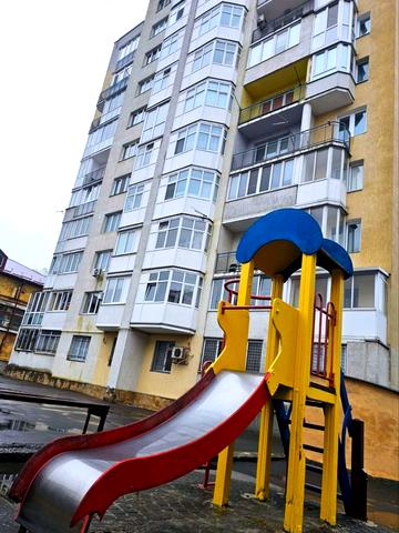 Академіка Євгена Лазаренка вул., 4б