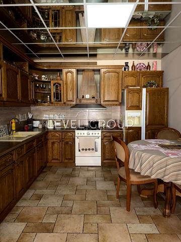 Яснополянська вул., 33-Б