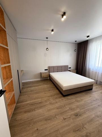 Студентська вул., 30