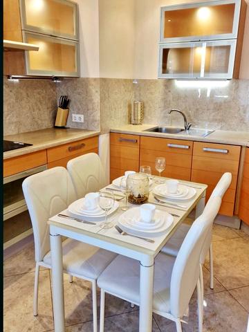 Анни Ахматової вул., 30