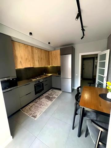 Хотинська вул., 12