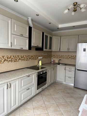 Анни Ахматової вул., 32/18