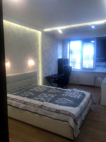 Дніпровська набережна вул., 1