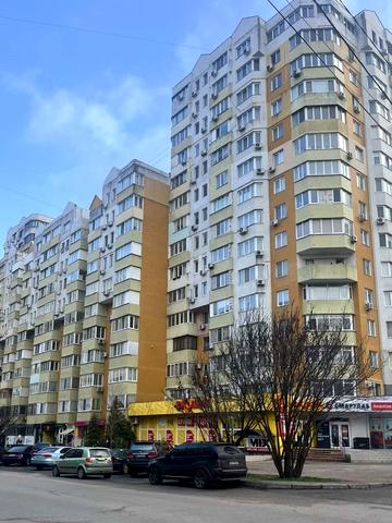 Академіка Сахарова вул., 36