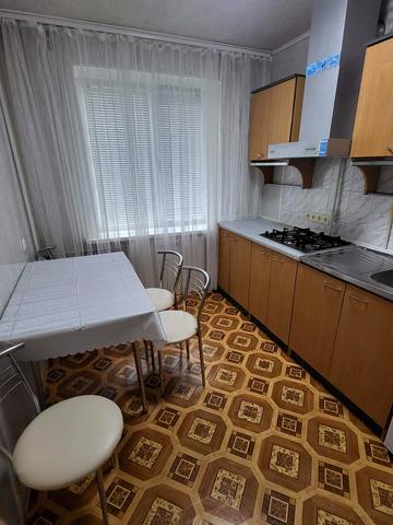 Менахем-Мендл Шнеєрсона вул. (Мініна), 11