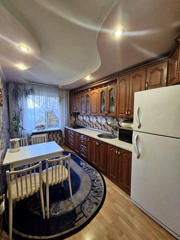 Стадіонна вул., 13