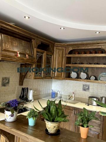 Валерія Лобановського просп. (Червонозоряний), 4-Б