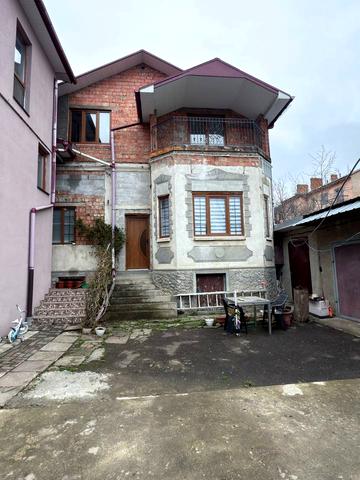 Олега Ольжича вул., 11