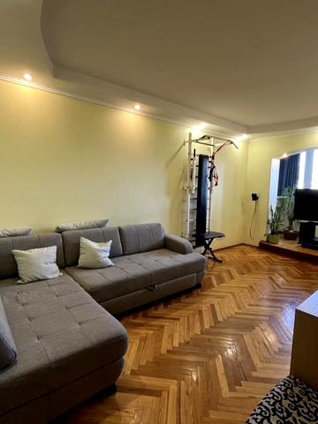 Композитора Лятошинського вул., 8