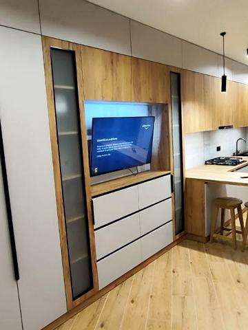 Угорська вул., 12