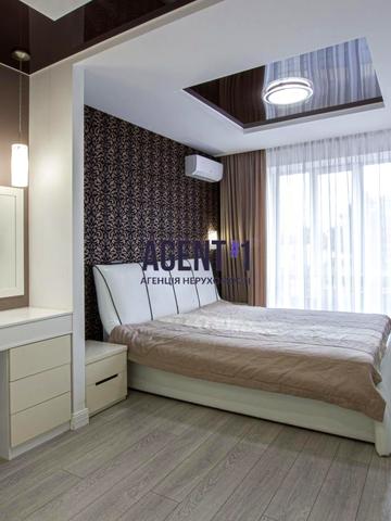 Валерія Лобановського вул., 28