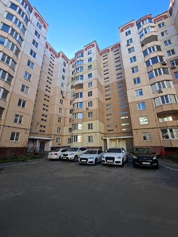 Володимира Момота вул., 42