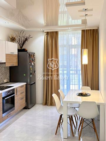 Анатолія Петрицького вул., 15