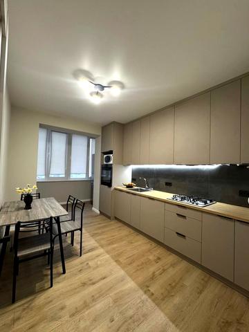 Наварійська вул., 7