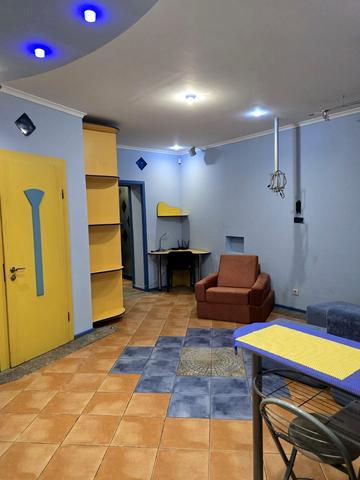 Костянтинівська вул., 18