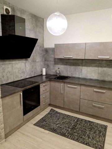 Анни Ахматової вул., 32/18