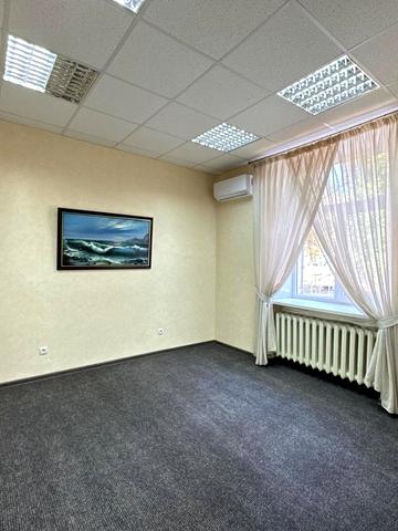 Університетська пл. (Радянська), 68