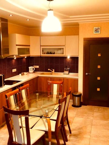 Анни Ахматової вул., 35