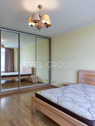 Миколи Ушакова вул., 1-Б