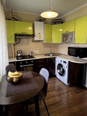 Станційна вул., 12