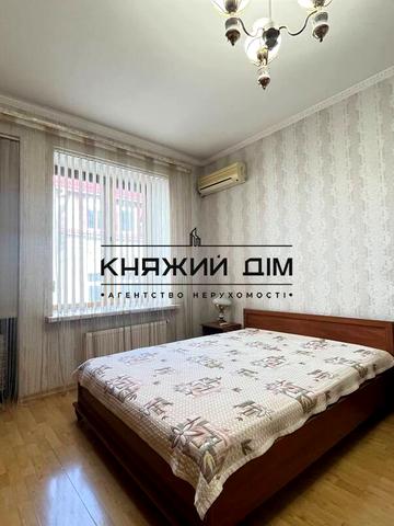 Дмитрівська вул., 46