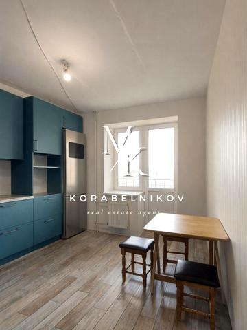 Валерія Лобановського вул., 27