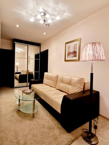 Анни Ахматової вул., 30