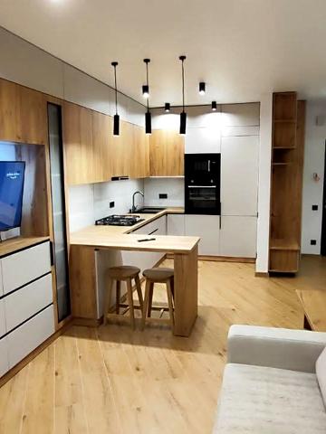 Угорська вул., 12