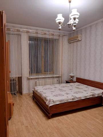 Дмитрівська вул., 46