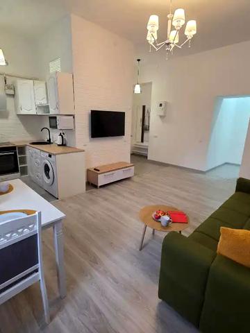 Володимира Антоновича вул. (Свердлова), 52