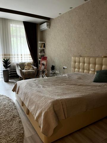 Валерія Лобановського вул., 21