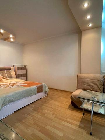 Срібнокільська вул., 16