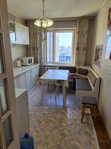 Стадіонна вул., 6