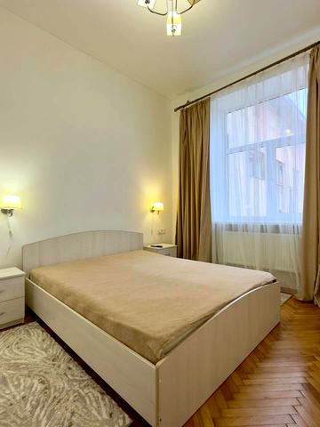 Академіка Володимира Гнатюка вул. (), 3