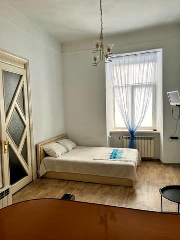 Театральна вул., 23